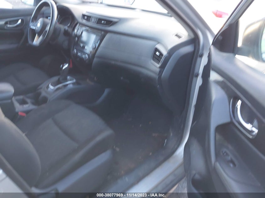 VIN KNMAT2MV8JP590065 2018 NISSAN ROGUE SV