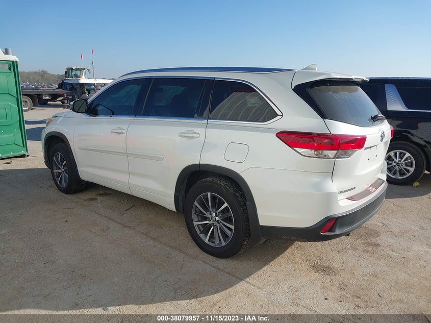 VIN 5TDJZRFH7JS523574 2018 TOYOTA HIGHLANDER SE/XLE