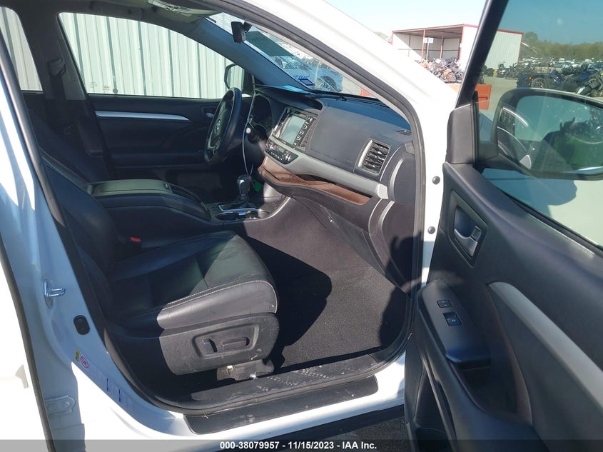VIN 5TDJZRFH7JS523574 2018 TOYOTA HIGHLANDER SE/XLE