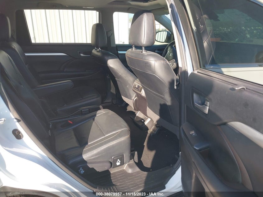 VIN 5TDJZRFH7JS523574 2018 TOYOTA HIGHLANDER SE/XLE