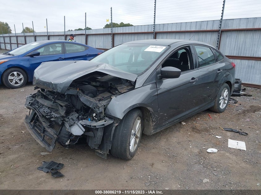 VIN 1FADP3F26JL319366 2018 FORD FOCUS SE