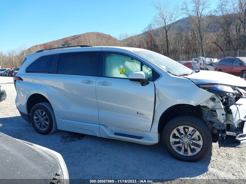 VIN 5TDJRKEC3NS098714 2022 TOYOTA SIENNA XLE