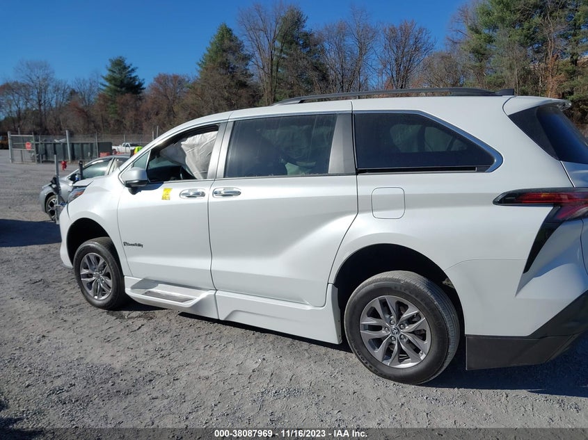 VIN 5TDJRKEC3NS098714 2022 TOYOTA SIENNA XLE