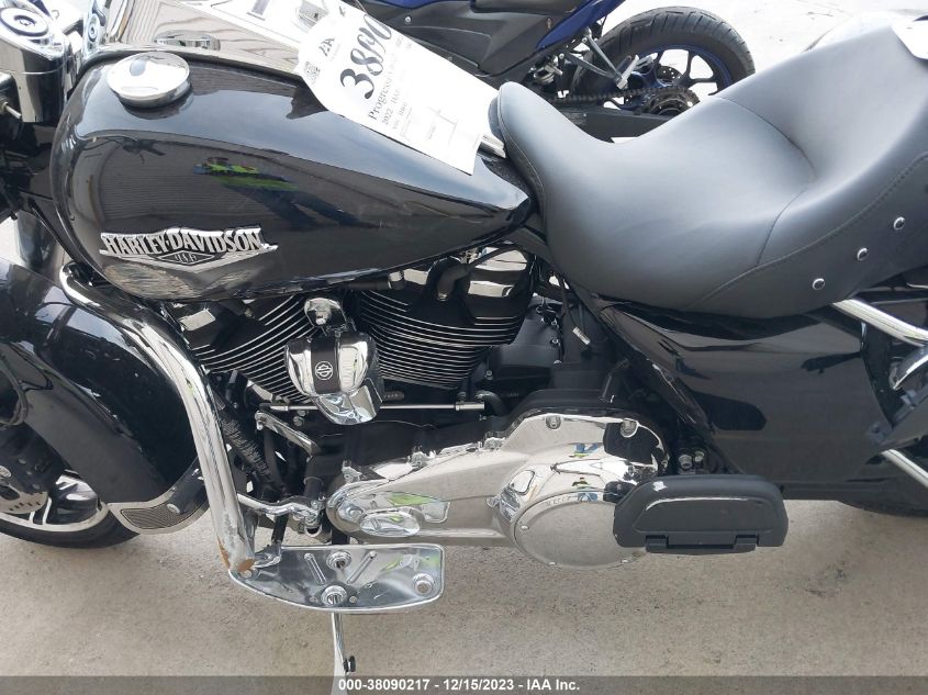 2022 HARLEY-DAVIDSON FLHR 1HD1FBC27NB636744