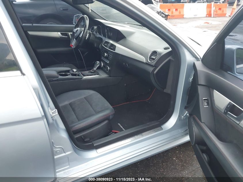 2013 MERCEDES-BENZ C 250 LUXURY/SPORT - WDDGF4HB8DR282583