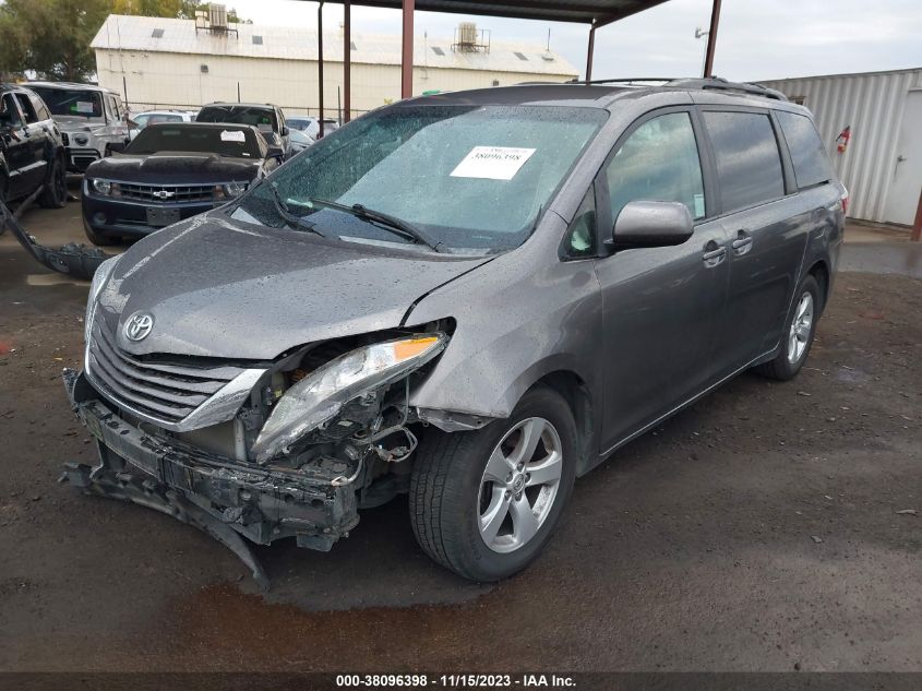 5TDKK3DCXFS666779 2015 TOYOTA SIENNA, photo no. 2