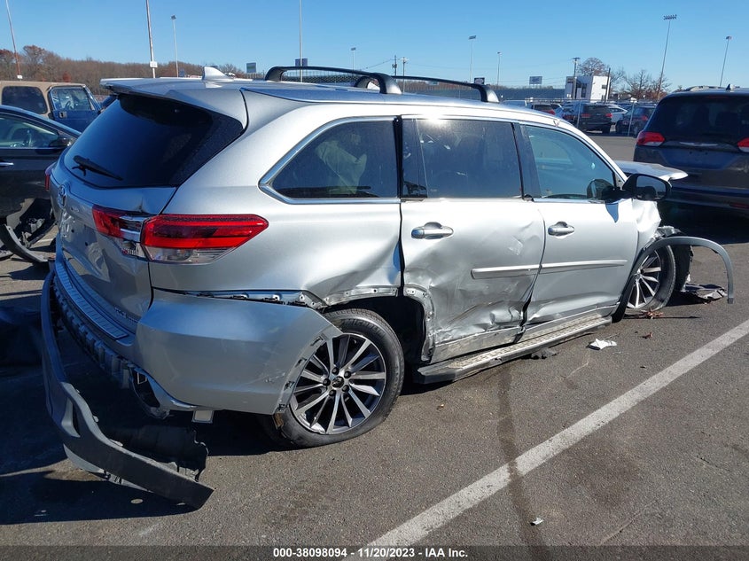 VIN 5TDJZRFH1JS529922 2018 TOYOTA HIGHLANDER XLE