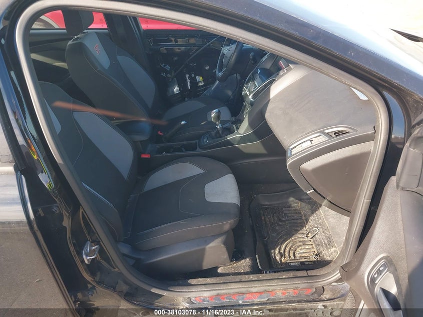 VIN 1FADP3L94JL325748 2018 FORD FOCUS ST