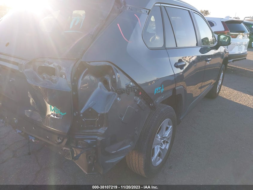 VIN 2T3W1RFV2MW114100 2021 TOYOTA RAV4 XLE