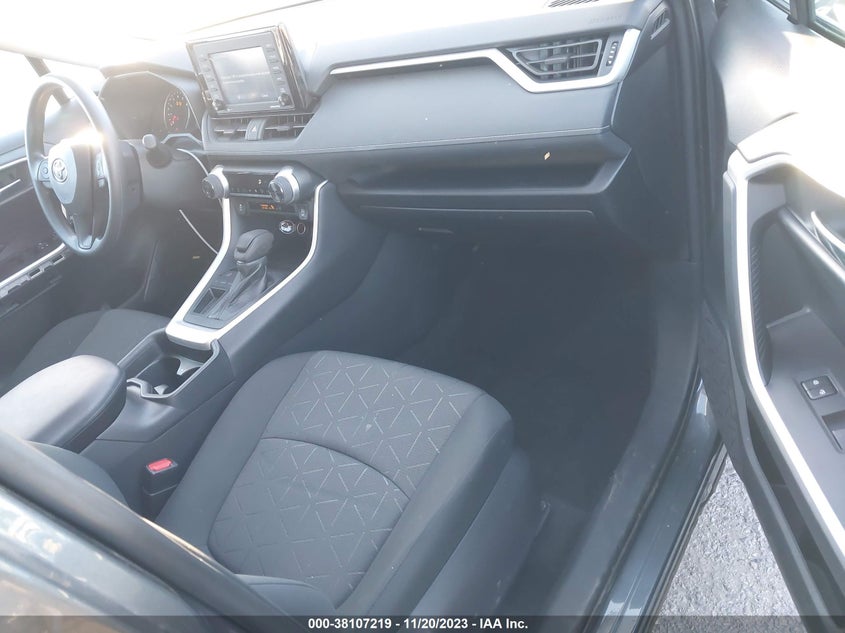 VIN 2T3W1RFV2MW114100 2021 TOYOTA RAV4 XLE
