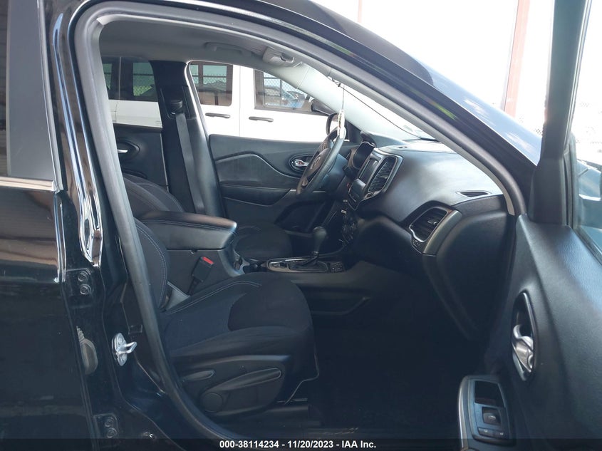 VIN 1C4PJLCB8KD296861 2019 JEEP CHEROKEE LATITUDE FWD