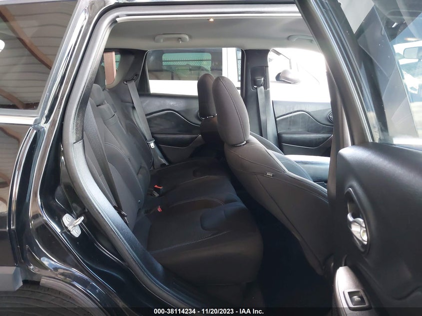 VIN 1C4PJLCB8KD296861 2019 JEEP CHEROKEE LATITUDE FWD
