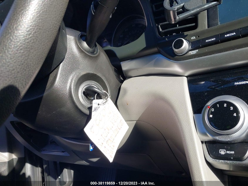 VIN 5NPD84LF3KH480588 2019 HYUNDAI ELANTRA SEL