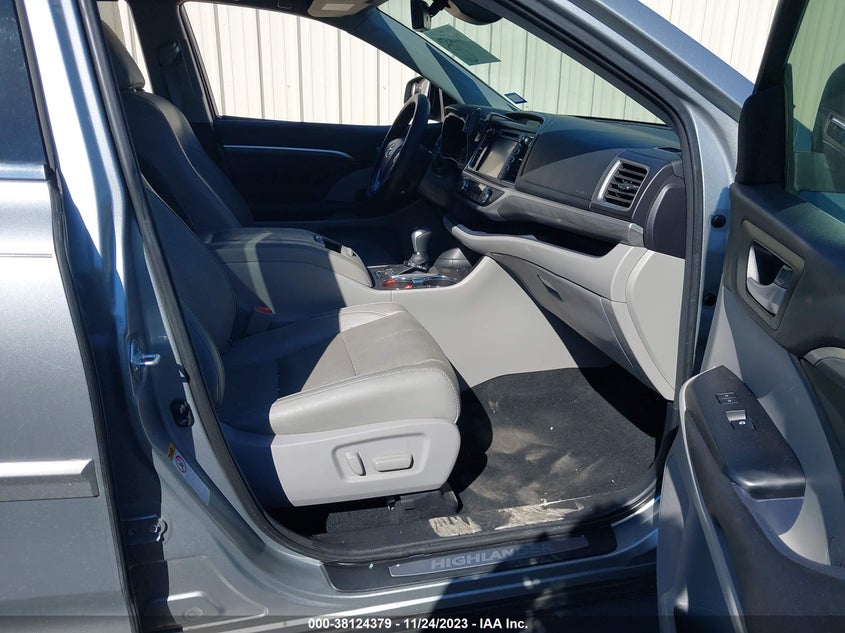 VIN 5TDYZRFH0HS217955 2017 TOYOTA HIGHLANDER LIMITED/LTD PLATINUM