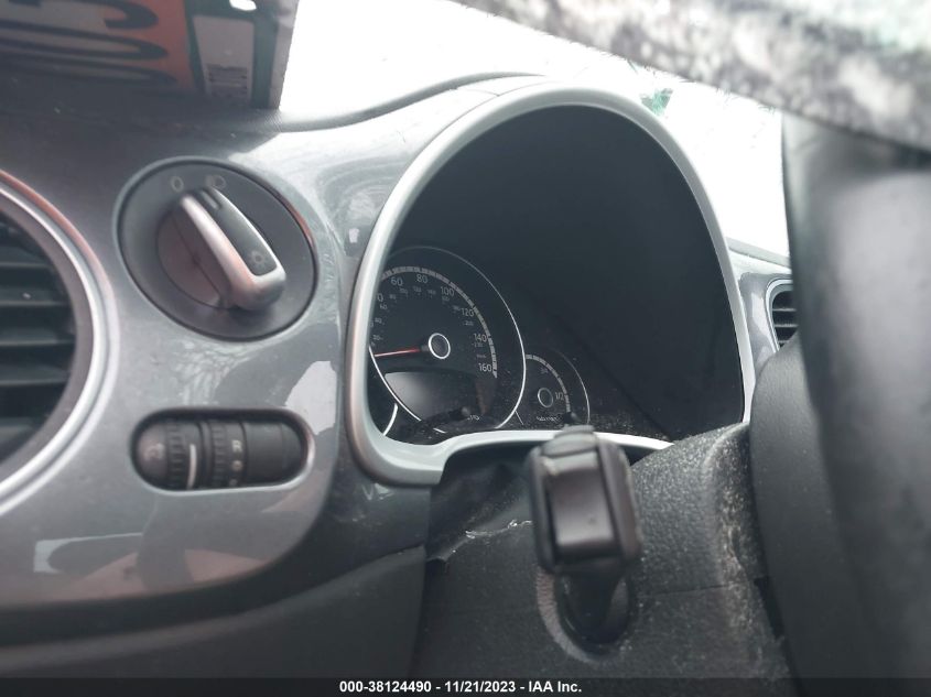 2013 VOLKSWAGEN BEETLE 2.5L - 3VWJP7AT0DM687661