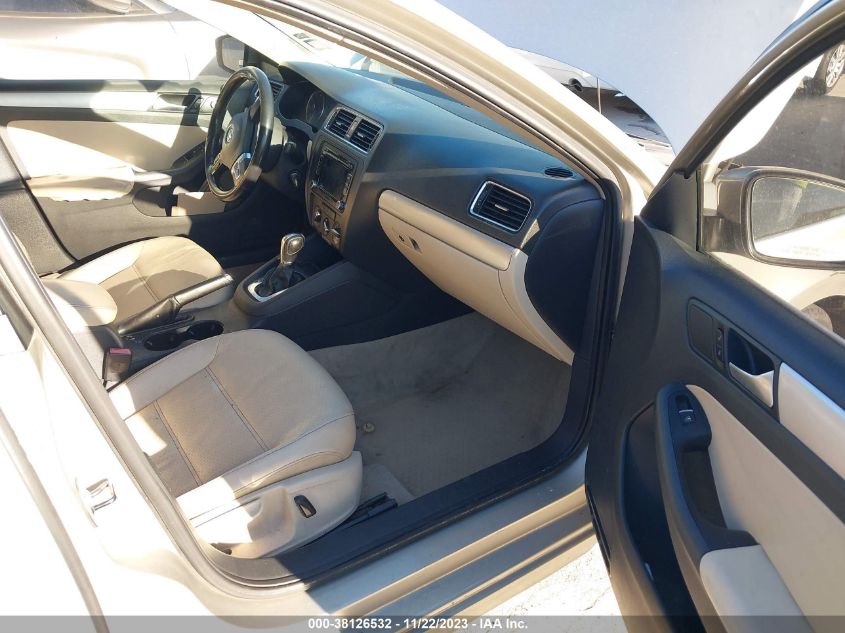 2013 VOLKSWAGEN JETTA 2.5L SE - 3VWDX7AJ4DM237104