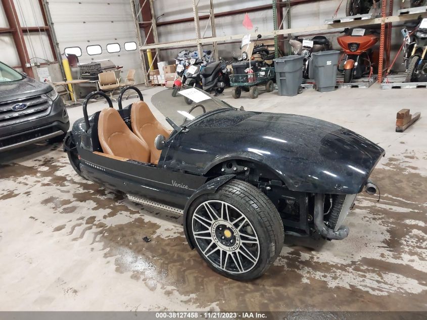 7KGTC2V10LR000031 VANDERHALL VENICE 2020
