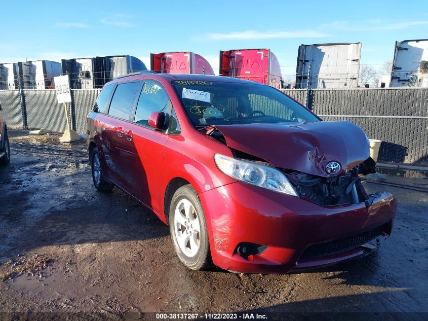 5TDKZ3DC7HS894401 2017 TOYOTA SIENNA, photo no. 1