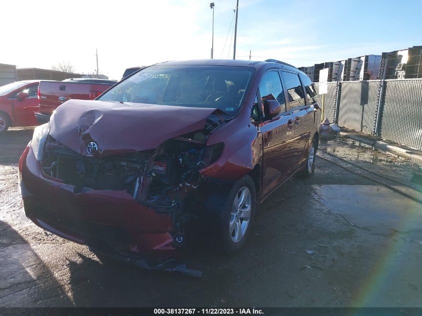 5TDKZ3DC7HS894401 2017 TOYOTA SIENNA - Image 2