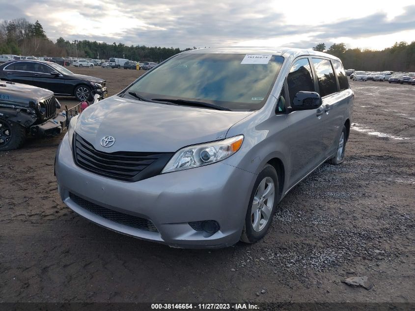 5TDZZ3DC5HS783828 2017 TOYOTA SIENNA - Image 2