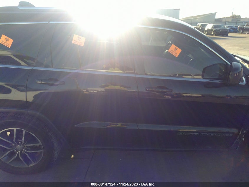 VIN 1C4RJEAG8JC392156 2018 JEEP GRAND CHEROKEE LAREDO E 4X2