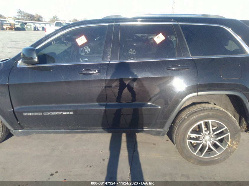 VIN 1C4RJEAG8JC392156 2018 JEEP GRAND CHEROKEE LAREDO E 4X2