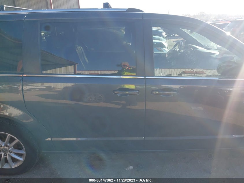VIN 2C4RDGCG4JR299819 2018 DODGE GRAND CARAVAN SXT