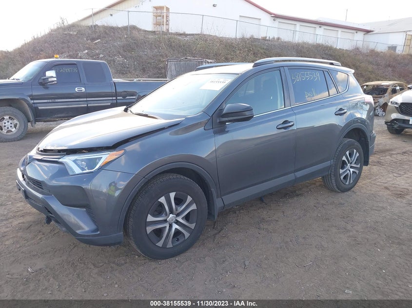 VIN JTMBFREV7JJ239752 2018 TOYOTA RAV4 LE