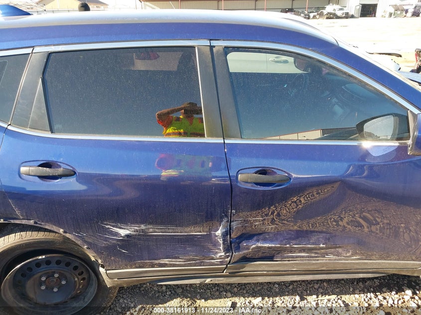 VIN KNMAT2MV4JP574722 2018 NISSAN ROGUE S/SV