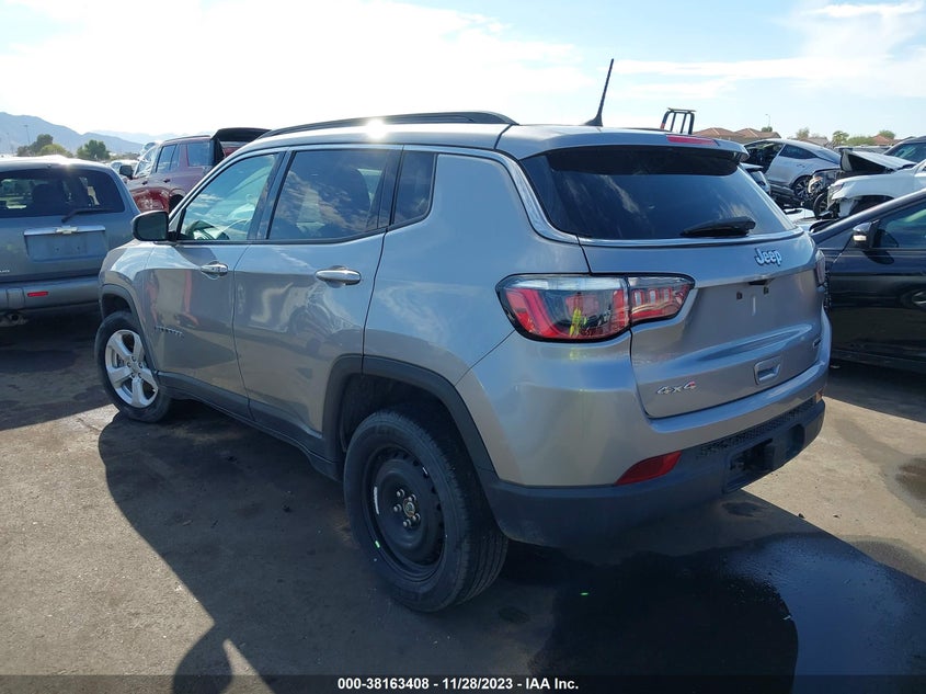 VIN 3C4NJDBBXJT355349 2018 JEEP COMPASS LATITUDE