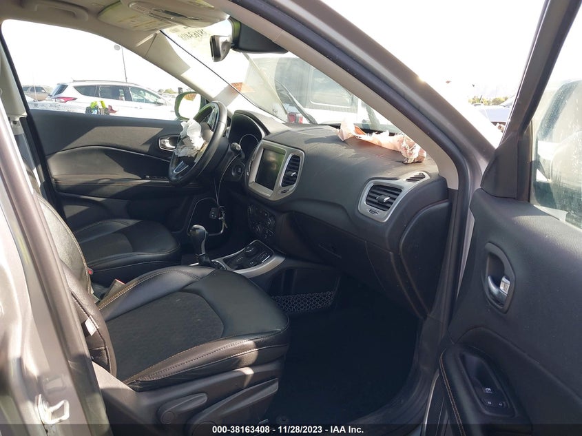 VIN 3C4NJDBBXJT355349 2018 JEEP COMPASS LATITUDE