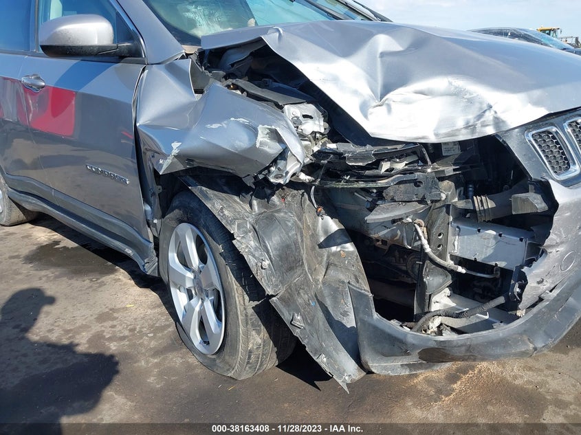 VIN 3C4NJDBBXJT355349 2018 JEEP COMPASS LATITUDE