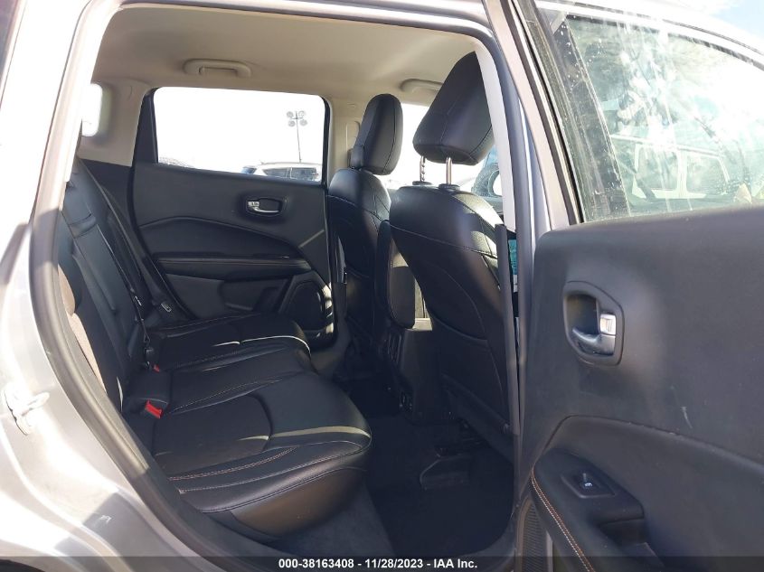 VIN 3C4NJDBBXJT355349 2018 JEEP COMPASS LATITUDE