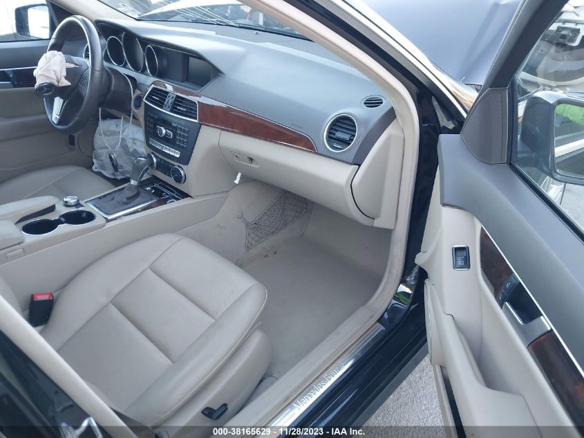 2013 MERCEDES-BENZ C 250 LUXURY/SPORT - WDDGF4HB0DR271478