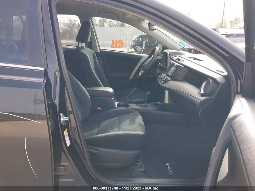 VIN 2T3ZFREV7JW466195 2018 TOYOTA RAV4 LE