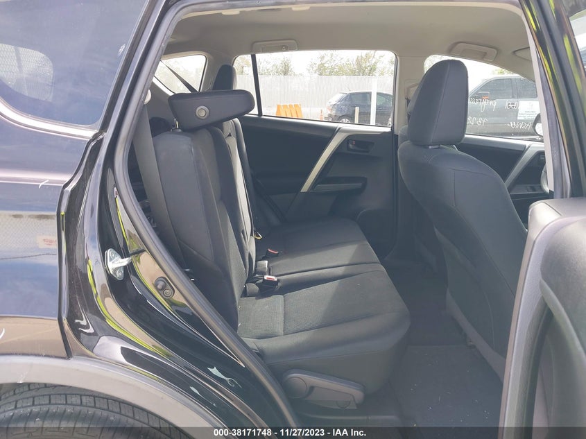 VIN 2T3ZFREV7JW466195 2018 TOYOTA RAV4 LE