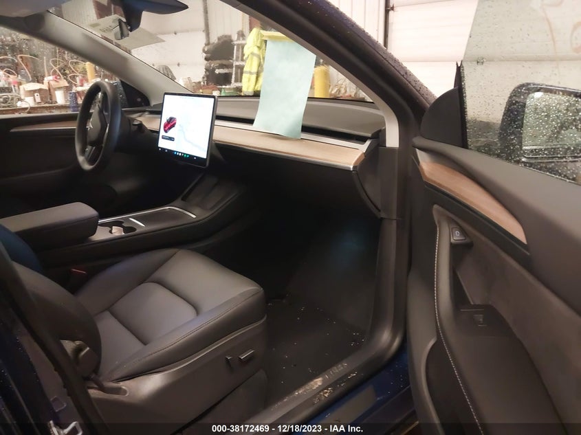 VIN 7SAYGDEE6NA021180 2022 TESLA MODEL Y