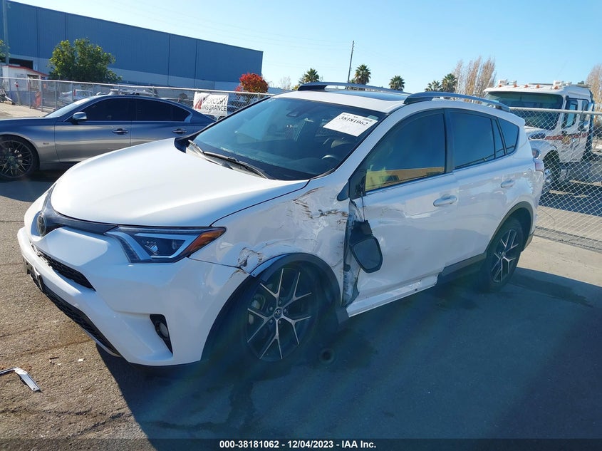 VIN JTMNFREV9JD125652 2018 TOYOTA RAV4 SE