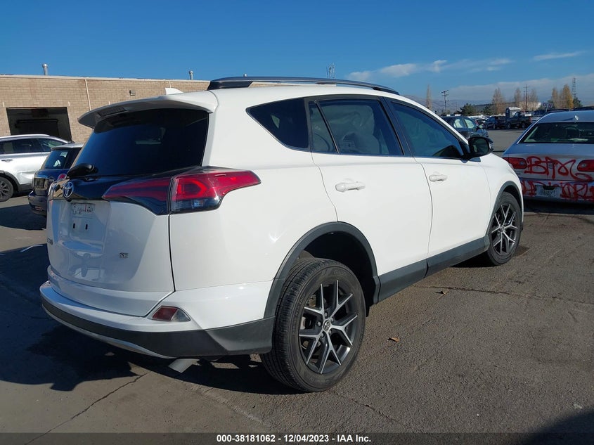 VIN JTMNFREV9JD125652 2018 TOYOTA RAV4 SE