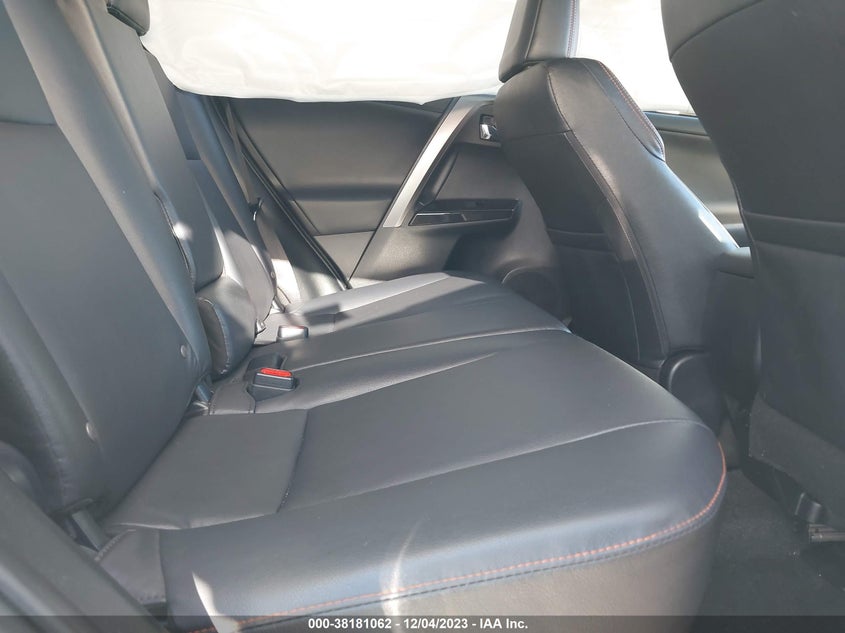 VIN JTMNFREV9JD125652 2018 TOYOTA RAV4 SE