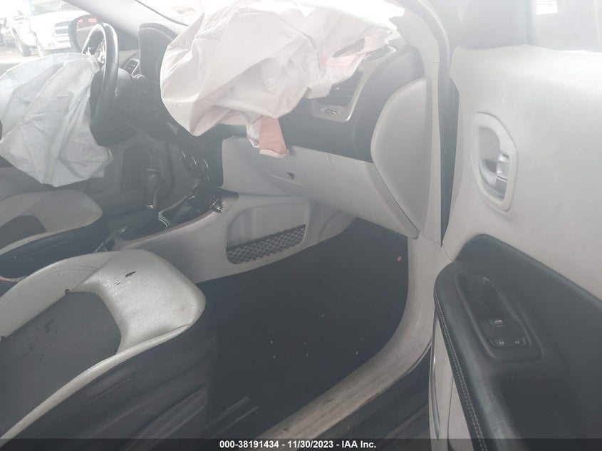 VIN 3C4NJDBB4JT402438 2018 JEEP COMPASS LATITUDE