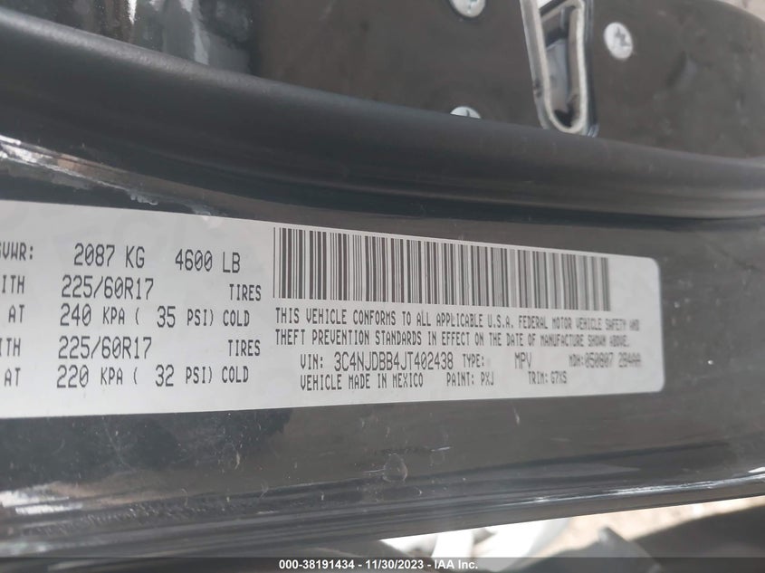 VIN 3C4NJDBB4JT402438 2018 JEEP COMPASS LATITUDE