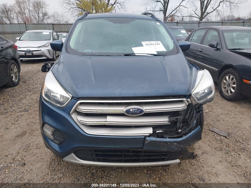 VIN 1FMCU0GD8JUA52945 2018 FORD ESCAPE SE