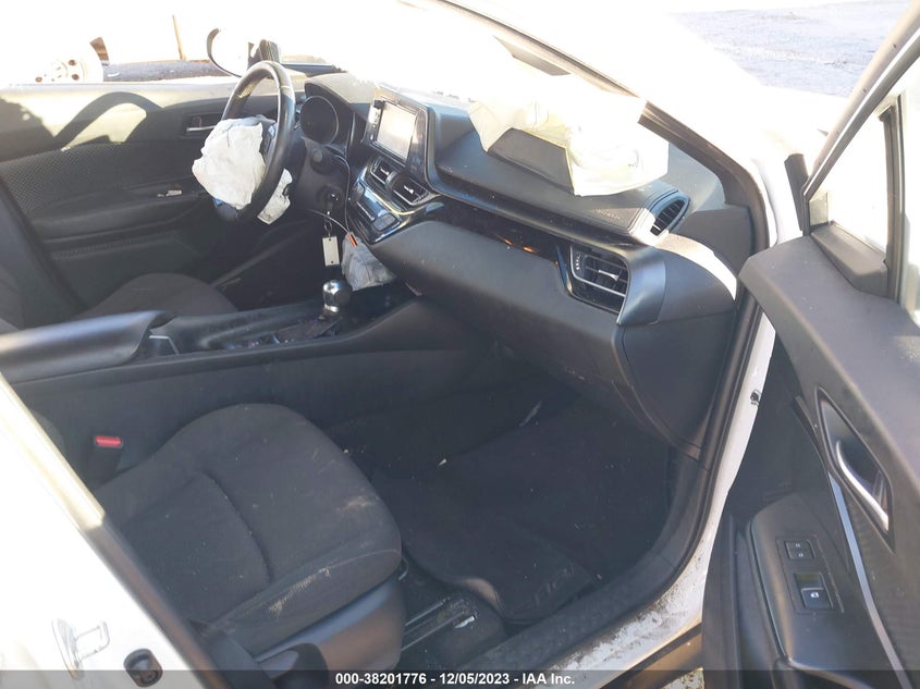 VIN NMTKHMBX3JR015947 2018 TOYOTA C-HR XLE