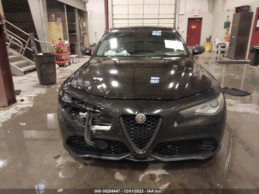 VIN ZARFAECNXJ7565317 2018 ALFA ROMEO GIULIA TI