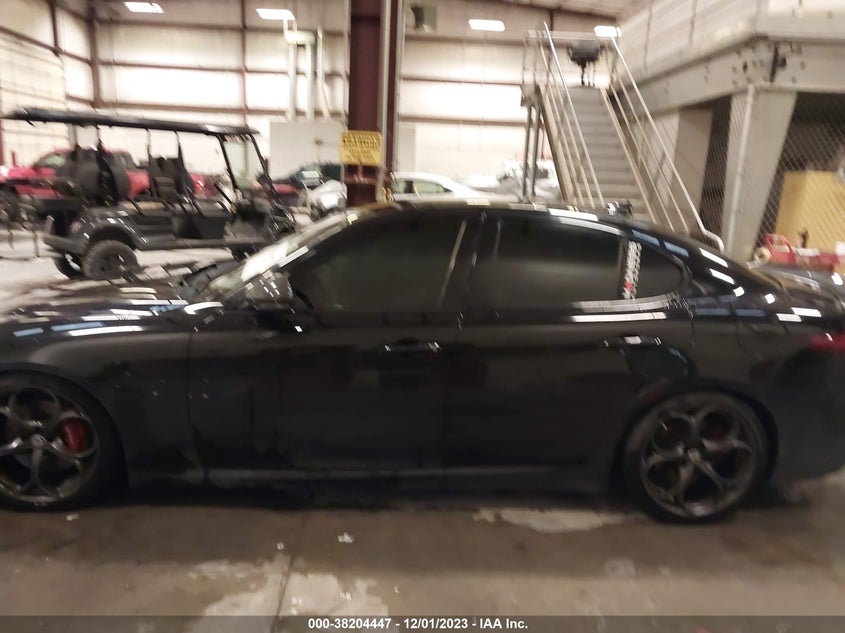 VIN ZARFAECNXJ7565317 2018 ALFA ROMEO GIULIA TI