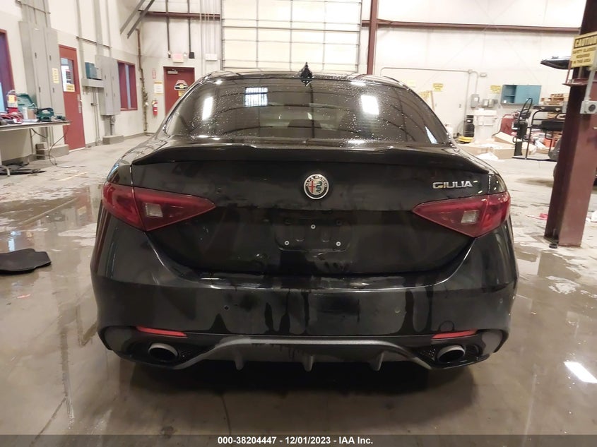 VIN ZARFAECNXJ7565317 2018 ALFA ROMEO GIULIA TI