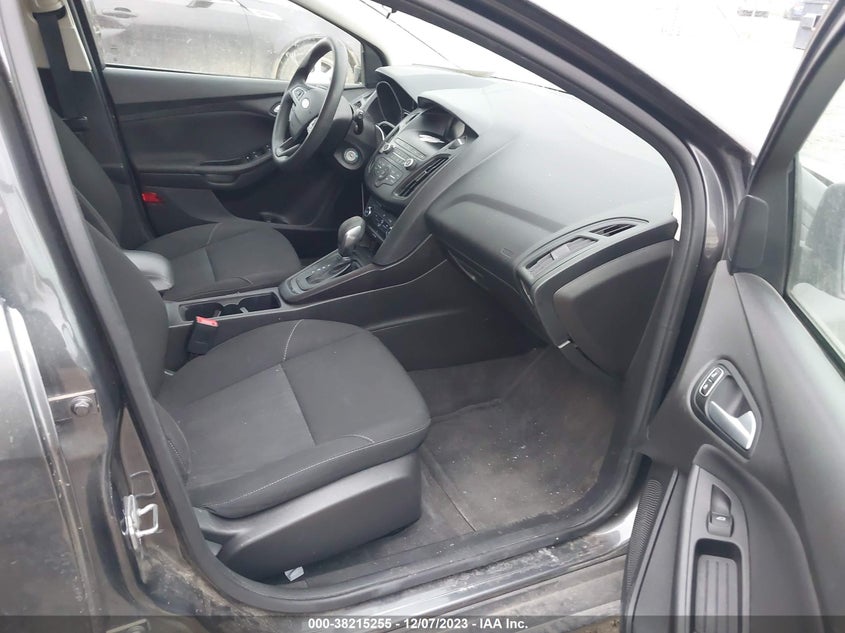 VIN 1FADP3K25JL281957 2018 FORD FOCUS SE