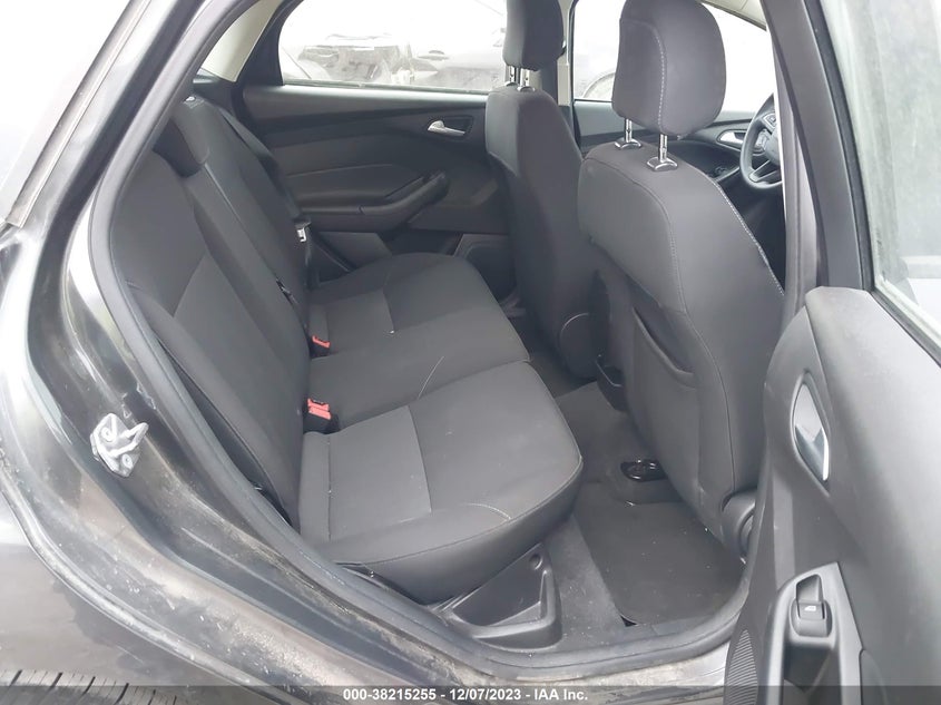 VIN 1FADP3K25JL281957 2018 FORD FOCUS SE