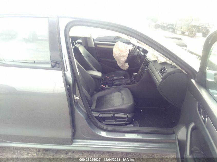 2015 VOLKSWAGEN PASSAT S - 1VWAT7A30FC040936